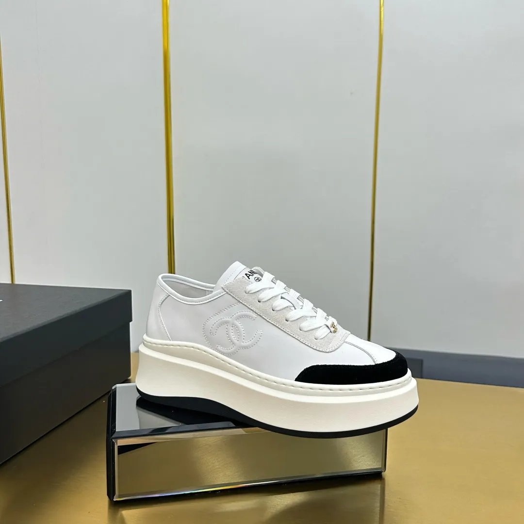 👟👟Ex-factory price 600👟👟 Upgraded version, upgraded version, upgraded version! No rebuttal accepted! ! ! ! Chanel Chanel panda shoes! 2025 counter's top casual sports shoes. This classic design; the upper is electro-embroidered with a variety of techniques; the outsole is fashionable and sporty; the unusual inclusion of a variety of color matching elements... The diversified mix and match is very good-looking and versatile, and can be used for leisure, fashion, sports, and outdoor... ꫛꫀꪝ Go➫ Materials: ❶Upper made of: original imported first-layer silk cowhide + original waterproof cloth + original first-layer cowhide ❷Inner lining: Original Yangli+Net ❸Outsole based on: Original TPU combination outsole Counter boutique packaging complete set for women 35–41 👉 👉